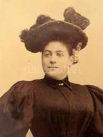 Italia Vasquez (1869 -1945) olasz operaénekes, a Budapesti Operaház sztárjának aláírt fotója. Üvegez...