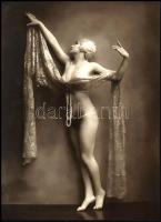 cca 1913 Walery (korábban Stanislaw Julian Ignacy Ostroróg) (1863-1929) angol - francia fényképész felvétele (Kecses mozdulat), 1 db modern nagyítás, jelzés nélkül, 21x15 cm