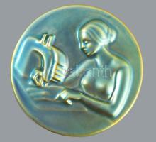 Zsolnay eozin mázas bőrdíszműves plakett, jelzett, minimális mázhibával, d: 12 cm