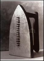 1921 Man Ray (1890-1976) amerikai fotóművész, a dadaizmus és a szürrealizmus egyik meghatározó művészének alkotása (Ajándék), 1 db modern nagyítás, jelzés nélkül, 21x15 cm