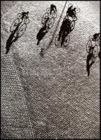 cca 1949 Elkán László (később Lucien Hervé) (1910-2007) magyar - francia fotóművész felvétele Kerékpárosok Párizsban), 1 db modern nagyítás jelzés nélkül, 21x15 cm