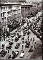 cca 1930 Budapesti csúcsforgalomban várakozik az 5-ös villamos járat, 1 db modern nagyítás, jelzés nélkül, 21x15 cm