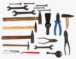 Doboznyi vegyes szerszám, közte kalapácsok, fogók.