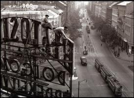cca 1950 Budapest, Oktogon, a neon reklámok karbantartása, 1 db modern nagyítás, jelzés nélkül, 15x21 cm