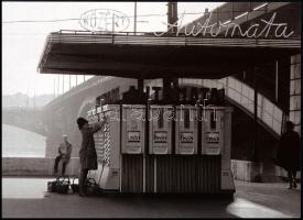 cca 1965 Budapest, KÖZÉRT automata a Margit hídnál, 1 db modern nagyítás, jelzés nélkül, 15x21 cm
