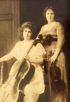 1913 Beatrice Harrison (1892-1965) brit csellóművész és May Harrison (1890-1959) hegedűművész autogr...