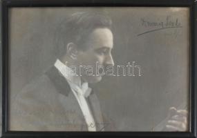 1919 Drumár László hegedűművész autográf aláírása, dedikációja fotón. Üvegezett keretben 23x17 cm
