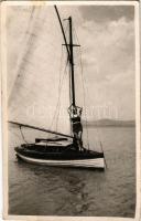 Balaton, fürdőruhás hölgy vitorlással. photo (fl)