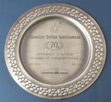 2005 Dömötör Zoltán (1935-2019) olimpiai bajnok vízilabdázó és úszó 70. születésnapjára készült fém emlékplakett a Győztesek boltjától. Dekoratív üvegezett keretben. Külső méret 41x41 cm
