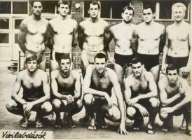 ca 1960 A Magyar Vízilabda Válogatott tagjait ábrázoló fotó, a Tokiói Olimpián győztes csapat tagjaival. Boros Ottó, Dömötör Zoltán, Bodnár András, Felkai László, Gyarmati Dezső, Hevesi István, Jeney László, Kanizsa Tivadar, Kárpáti György, Katona András, Konrád János, Markovits Kálmán, Mayer Mihály, Rusorán Péter 38x27 cm Üvegezett keretben