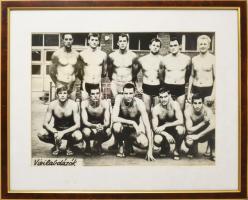ca 1960 A Magyar Vízilabda Válogatott tagjait ábrázoló fotó, a Tokiói Olimpián győztes csapat tagjai...