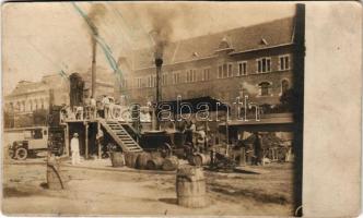 1927 Hódmezővásárhely, aszfaltkeverő gépsor a Kőfal előtt, háttérben a református gimnázium. photo (vágott / cut)