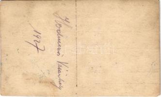 1927 Hódmezővásárhely, aszfaltkeverő gépsor a Kőfal előtt, háttérben a református gimnázium. photo (...