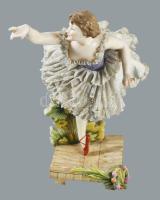 cca 1880-1900 Antik dresdeni porcelán balerina, jelzés nélkül, sérüléssel, restaurálással, m: 27 cm