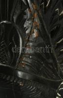 2 darab faragott bali figura, repedéssel, m: 22-23 cm