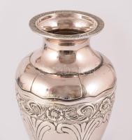 Ezüstözött váza három lábon, jó állapotban, m: 24 cm
