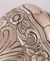 Ezüstözött váza három lábon, jó állapotban, m: 24 cm