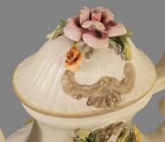 Capodimonte porcelán teás kanna. Kézzel festett, jelzett, a rózsán kis lepattanással 30 cm