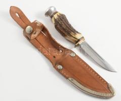 Agancs nyelű kés, bőr tokban, h: 13 cm