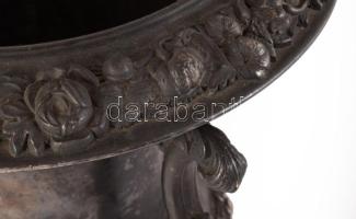 Biedermeier urnaváza. Ezüstözött alpakka ca 1830 Stephan Mayerhofer, jelzett, m: 32 cm, d: 24 cm
 
...