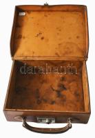 Vécsey Ferenc báró (1895-1935) zeneszerző, hegedűs bőr pipere bőrdöndje monogrammal és bárói koronáv...