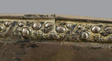 Ezüst (Ag) kínáló, pereménél kis repedéssel. Jelzett, német hold korona jelzés, 800 ezrelékes ezüst,...