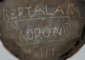 Bertalan Korond 1942 váza, táncoló pár díszítéssel, sérüléssel, m: 19 cm