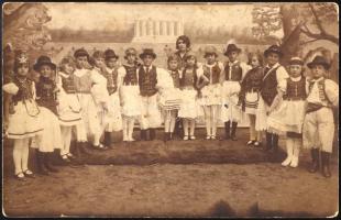 cca 1910 Gyerek színjátszó csoport, fotólap, 9×14 cm