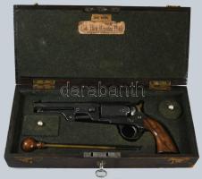 Colt ismétlőpisztoly, revolver. Jelzett, eredeti mahagóni dobozában, kulccsal, tartozékokkal. Hozzá ...