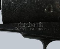 Colt ismétlőpisztoly, revolver. Jelzett, eredeti mahagóni dobozában, kulccsal, tartozékokkal. Hozzá ...