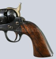 Colt ismétlőpisztoly, revolver. Jelzett, eredeti mahagóni dobozában, kulccsal, tartozékokkal. Hozzá ...