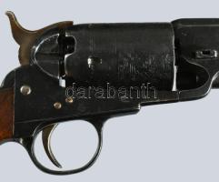 Colt ismétlőpisztoly, revolver. Jelzett, eredeti mahagóni dobozában, kulccsal, tartozékokkal. Hozzá ...