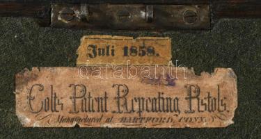 Colt ismétlőpisztoly, revolver. Jelzett, eredeti mahagóni dobozában, kulccsal, tartozékokkal. Hozzá ...