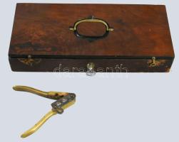 Colt ismétlőpisztoly, revolver. Jelzett, eredeti mahagóni dobozában, kulccsal, tartozékokkal. Hozzá ...