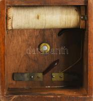 Szivargyújtó az elektromosság hőskorából. Elektromos szivargyújtó. Réz, porcelán betéttel, fa házzal...