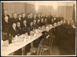 1939 Abbázia Kávéház, 50. gyalogezred tiszti összejövetele, hátoldalon feliratozott fotó, sarkain törésnyomok, 17×23,5 cm