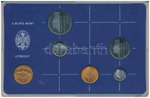 Hollandia 1982. 5c-2 1/2G (5xklf) forgalmi sor műanyag tokban, pénzverdei zsetonnal T:UNC Netherlands 1982. 5 Cent - 2 1/2 Gulden (5xdiff) coin set in plastic case and Coin Mint jeton C:UNC