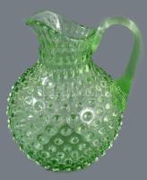 "Csöcsös" kancsó. XIX. sz. hutaüveg, anyagában színezett, hibátlan m: 24 cm