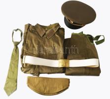 Szovjet, orosz katonai egyenruha garnitúra: nadrág, zubbony, gyakorló- és díszelgő sapka, bőr derékszíj.