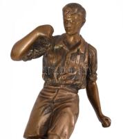 Bozsik József (1925-1978) labdarúgó bronz szobra. Patinázott bronz, márvány talapzaton, m: 21 cm