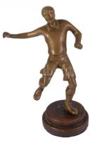 Antik bronz labdarúgó szobor, fa talapzaton, 22,5 cm