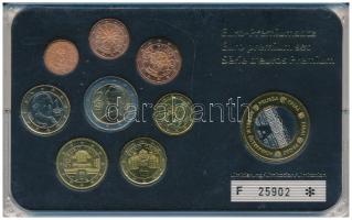 Ausztria 2002-2006. 1c-2E (8xklf) forgalmi összeállítás műanyag dísztokban + 2004. 1E próbaveret T:UNC,AU Austria 2002-2006. 1 Cent - 2 Euro (8xdiff) coin set in plastic case + 2004. 1 Euro trial strike C:UNC,AU