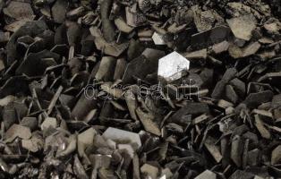 Nagyméretű fekete ásványtelep, 32x22 cm