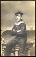 1914 Pola, Császári és Királyi Hadtengerészet matrózának (Katz Gyula) fotólapja haza, Nyírbogdányba testvérének, "K. u. K. Maschinenschule" bélyegzéssel, 1914. nov. 13., 14x9 cm