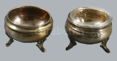 2 darab ezüst (Ag) fűszerkínáló, egyikben üvegbetéttel, Bécs, 1872-1922 közötti fémjel, 800 ezrelékes ezüst, üvegbetét nélkül 56g