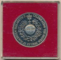 Nagy-Britannia 1977. "Ezüst Jubileum - II. Erzsébet" Cu-Ni emlékérem eredeti plasztik dísz...