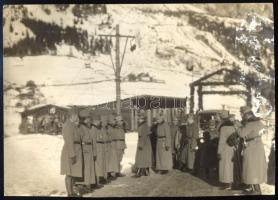 1916 "Erzherzog Karl Franz Joseph in Corvara, Anfang Jänner 1916", a későbbi IV. Károly a fronton Corvarában (Dél-Tirol), fotó, a hátoldalán feliratozva, a felületén kopásnyommal, 11x16 cm