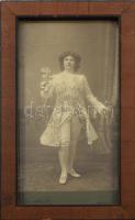 ca 1901 Fedák Sári (1879-1955) színésznő, mint Bob herceg, keményhátú kabinetfotó Strelisky műterméből, 11x21 cm Üvegezett keretben