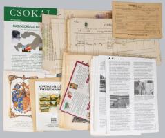 Cipősdoboznyi papírrégiség tétel, benne sok képeslapos vonatkozású szakirodalom, iskolai értesítők, bizonyítványok, stb