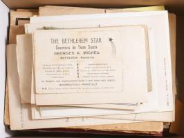 Cipősdoboznyi papírrégiség tétel, benne sok képeslapos vonatkozású szakirodalom, iskolai értesítők, ...